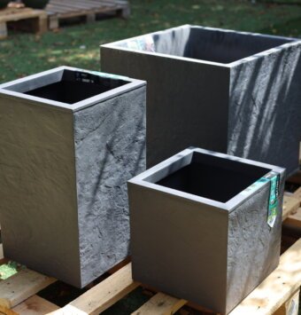 כדים גדולים לעציצים אפור מבית א.ש טיטניום Titanium